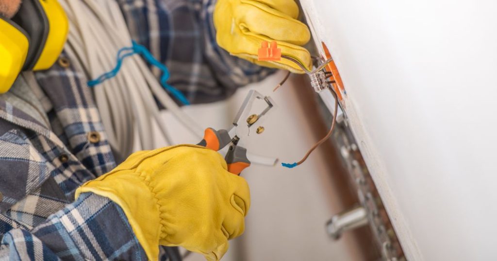 Consertos e manutenções elétricas em Carapicuíba